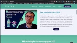 Capture d'écran du site web avec vidéo homme et sections SEO
