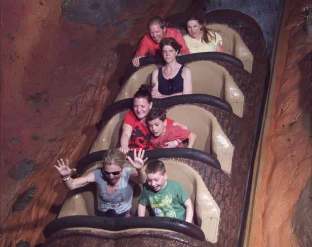 femme en colere dans un parc de Disney