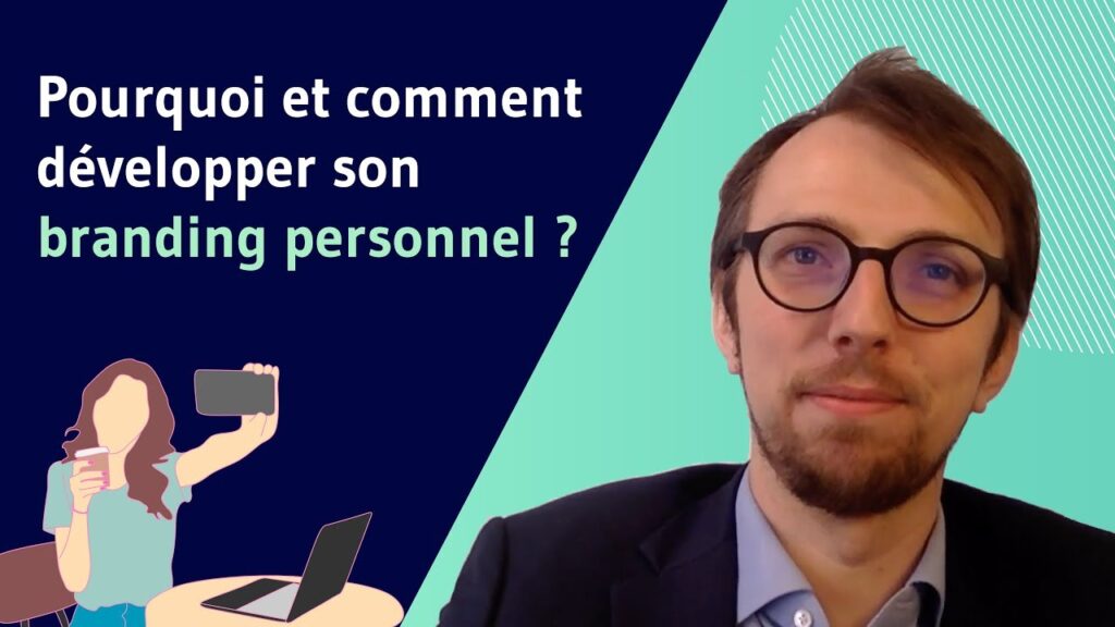 Homme portant des lunettes souriant face à la caméra en studio