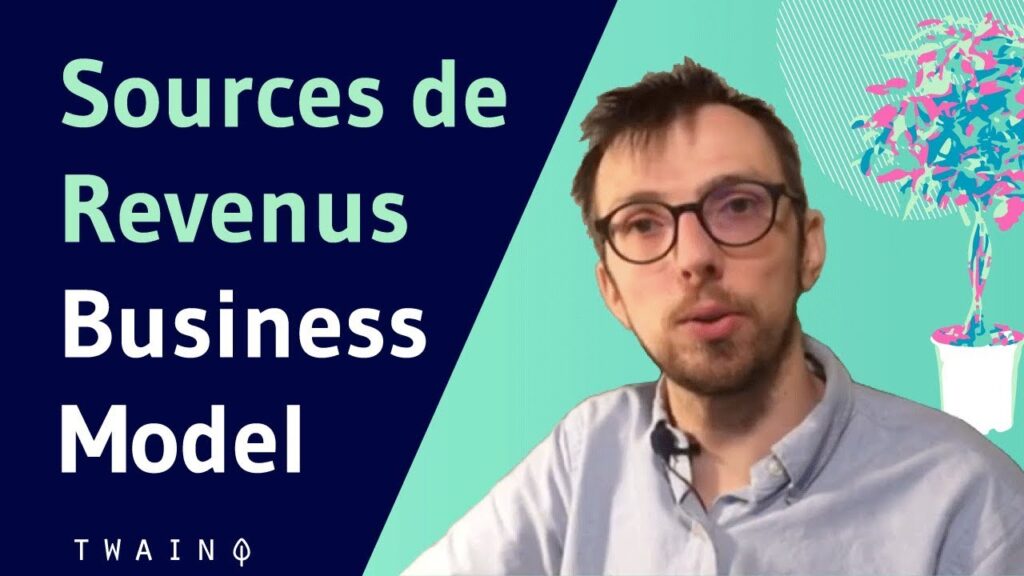 Homme portant lunettes face caméra, fond turquoise avec fleurs roses